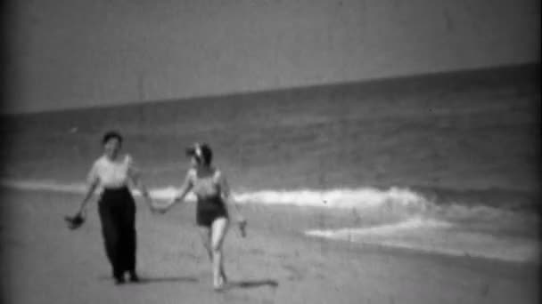 Systrar gå tillsammans på stranden — Stockvideo