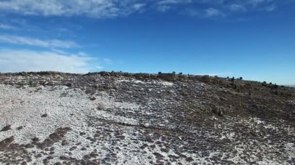 Landschap met sneeuw bedekte rotsachtige heuvels — Stockvideo