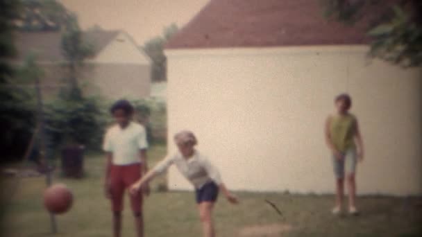 Meisje schopt per ongeluk basketbal in sister's gezicht — Stockvideo