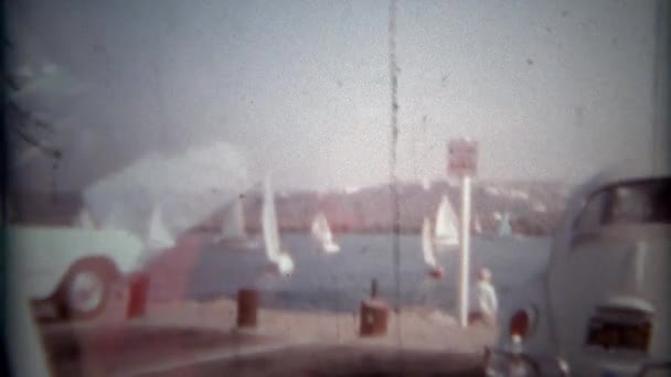 与视图的港湾帆船离开停车空间 — 图库视频影像