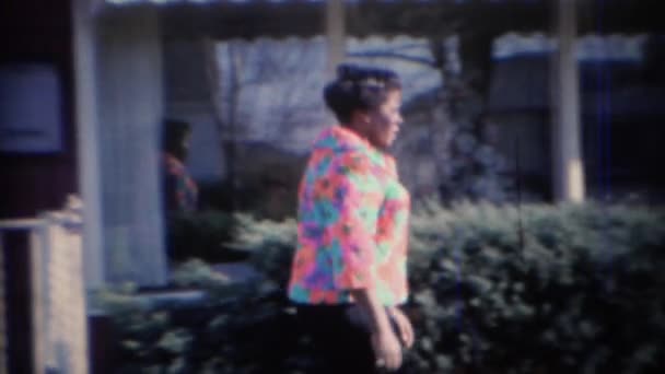 Mulher no jardim da frente — Vídeo de Stock