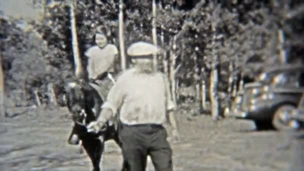 女孩正在穿过森林的马骑马的经验教训 — 图库视频影像
