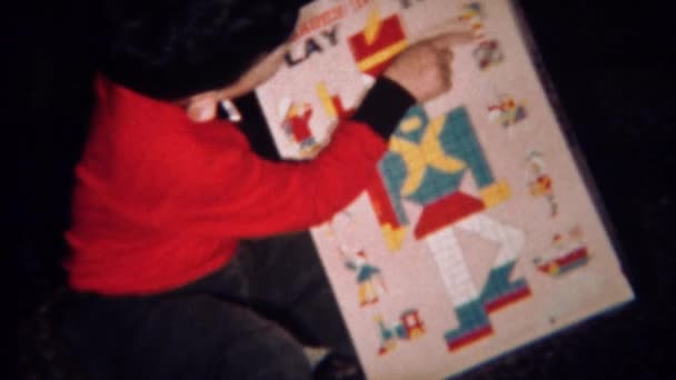 男孩玩辣妹在玩具积木瓷砖 — 图库视频影像