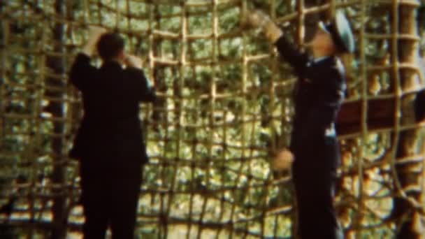 Offizieller uniformierter Kadett klettert auf Seil-Frachtnetz — Stockvideo