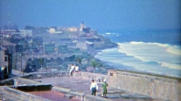 Niño y camarógrafo observando la orilla del mar — Vídeos de Stock