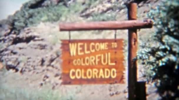 Bienvenue à Colorful Colorado et laissant des panneaux routiers — Video