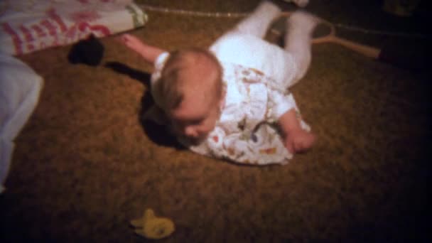 Bebé niña practicando ejercicios de abdomen en la alfombra — Vídeos de Stock