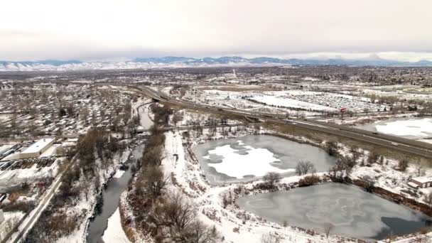 Landskap med snötäckta creek och dammar — Stockvideo