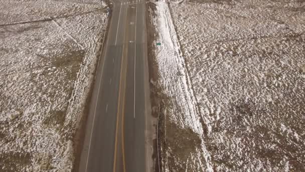 Autos fahren durch winterliche Straßenlandschaft — Stockvideo