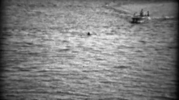 Båt plockar upp drunknar man i mörkt vatten — Stockvideo