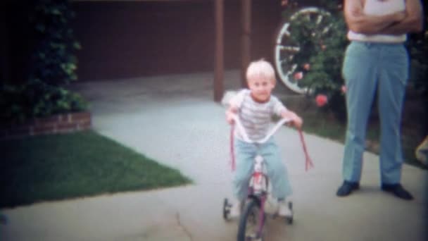 Meninos 1st triciclo passeio em torno de garagem — Vídeo de Stock