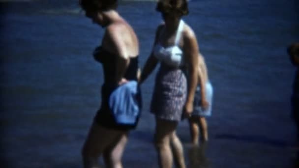 Meninos brincando na praia — Vídeo de Stock