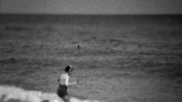 Kvinna skrämde av simning i havets vågor — Stockvideo