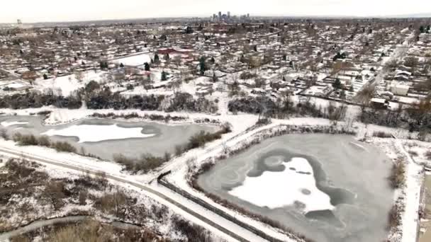 Paysage avec étangs gelés et ville 