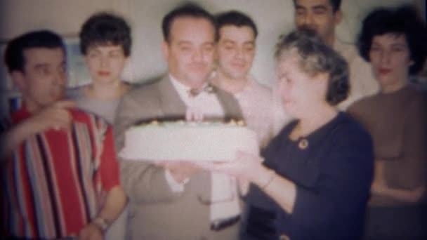 Família com a avó segurando bolo de aniversário — Vídeo de Stock