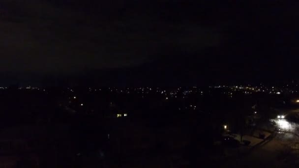 Paysage avec ville enneigée la nuit — Video