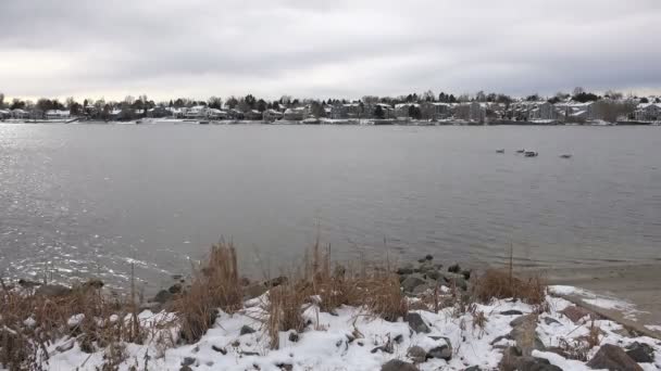 Paisaje con nubes sobre el lago — Vídeo de stock