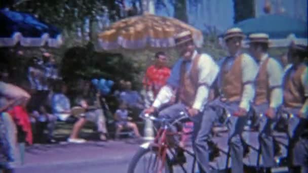 Cuatro hombres montando bicicleta quandem — Vídeo de stock