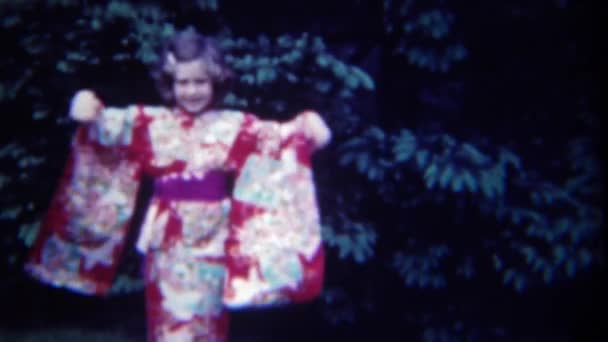 Meisje in Aziatische kimono jurk — Stockvideo