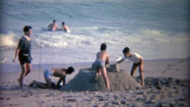子供たちが砂の城を構築 — ストック動画