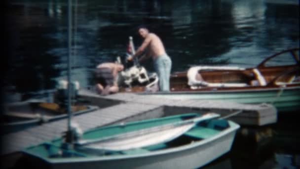 Apa és fia rögzítő csónak motor propeller — Stock videók