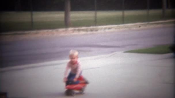 周围的前院的男孩踏板玩具滑板车 — 图库视频影像