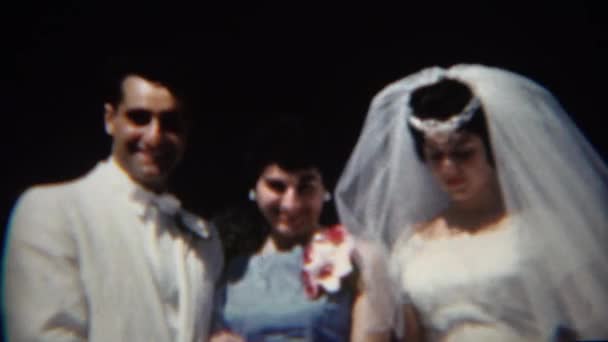 偉そうな妹でポーズを取るイタリアの新婚夫婦 — ストック動画