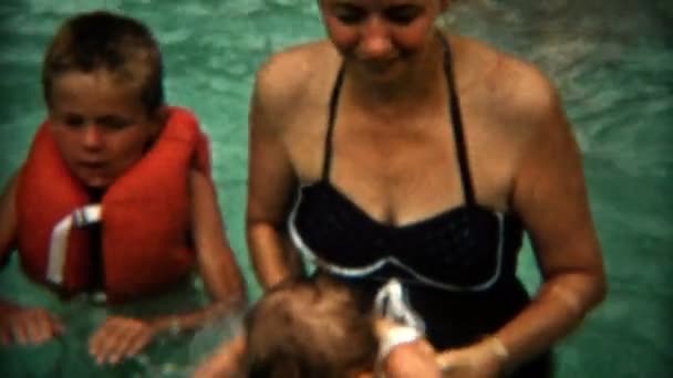 Матері дитина вчення плавати в басейні — стокове відео