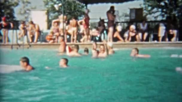 Pessoas de todas as idades jogando na piscina pública — Vídeo de Stock