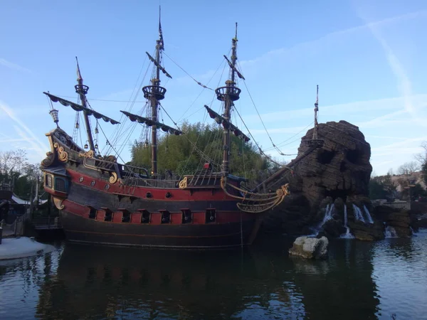 Ship Jolly Roger Rock Skull Disneyland Paris France — Stock Photo, Image