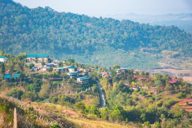 Mavi gökyüzü olan kırsal alan