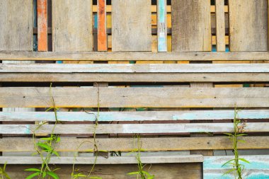  Ahşap arka planda ve duvar kağıdında paslanmaz lavabo