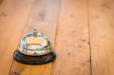 Ahşap tepesinde resepsiyon zili.