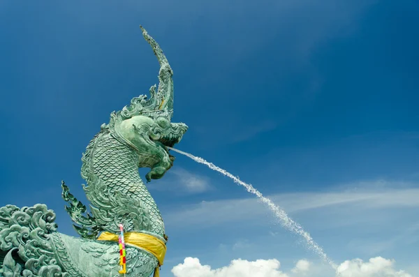 Naga, dragon head spit water with blue sky background — Stock Photo, Image