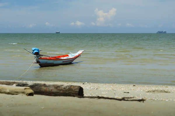 Barco a motor de pesca na praia . — Fotografia de Stock