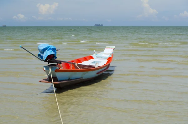 Fishing motorboat on the beach. — Stock Photo, Image