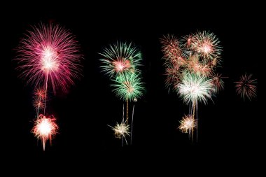 Siyah arka plan üzerine izole bireysel renkli havai fişek.