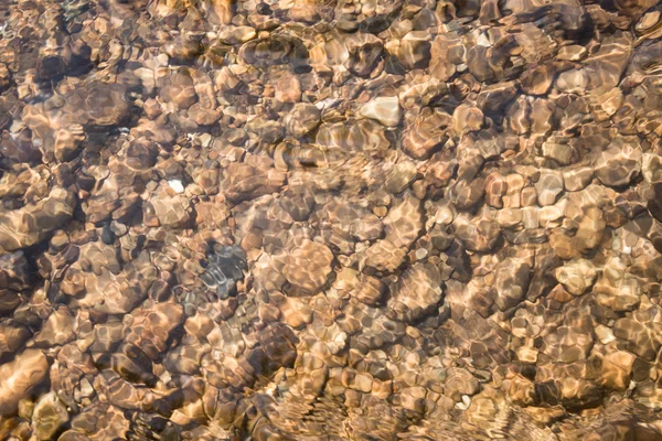 Pedras sob o rio, com efeito de água sobre eles — Fotografia de Stock