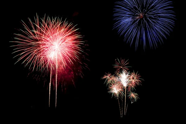 Fogos de artifício coloridos individuais isolados em fundo preto . — Fotografia de Stock