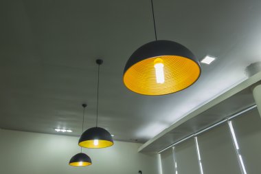 Çalışma odasındaki modern asılı lamba..