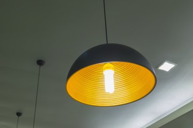 Çalışma odasındaki modern asılı lamba..