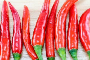 Kırmızı Chillis ahşap üstüne