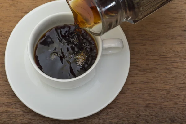 Taza de café y botella en la madera — Foto de Stock