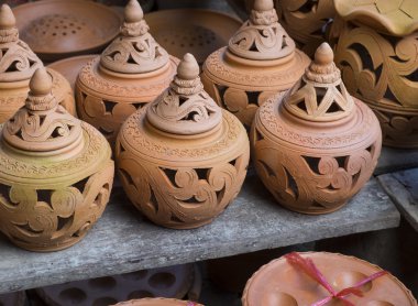 Toprak kahverengi el yapımı kil tencere