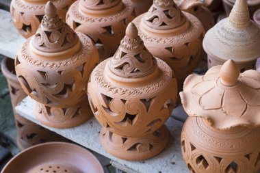 Toprak kahverengi el yapımı kil tencere