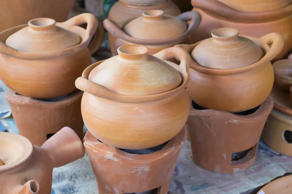 Pots en terre cuite brun fait à la main — Photo