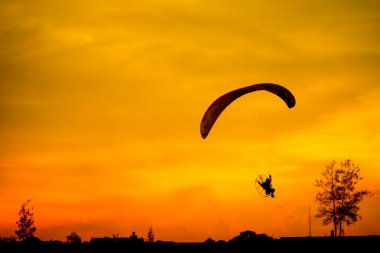 ' De uçan siluet arka plan