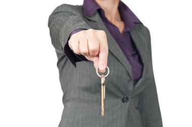 Genç iş kadını (emlakçı) tutmak belgili tanımlık anahtar içinde 