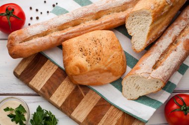 ahşap üzerine dilimlenmiş ekmek