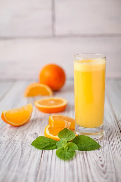 Zumo de naranja vaso de menta — Foto de Stock
